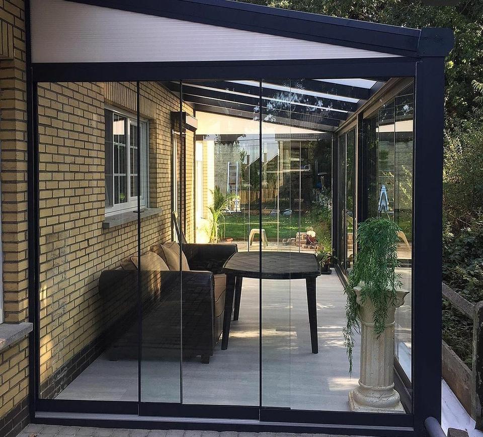 Geschlossene Terrasse mit Glasfront
